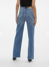 Load image into Gallery viewer, Tessa High Rise Wide Jeans -Medium Wash
