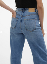 Load image into Gallery viewer, Tessa High Rise Wide Jeans -Medium Wash
